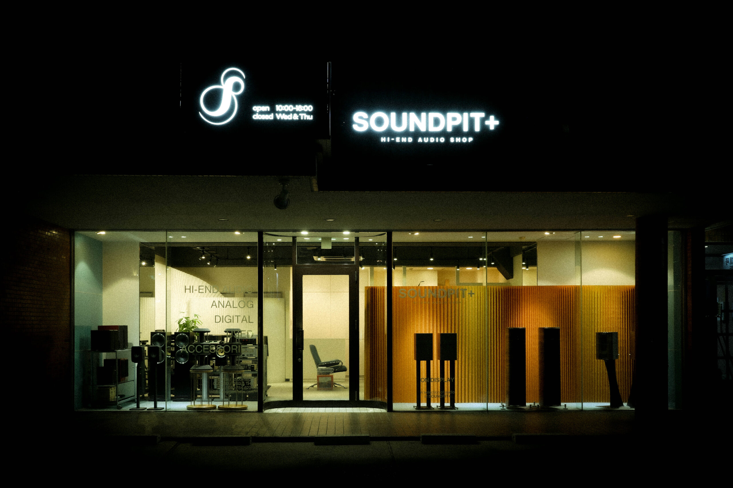 夜のSOUNDPIT+店舗外観